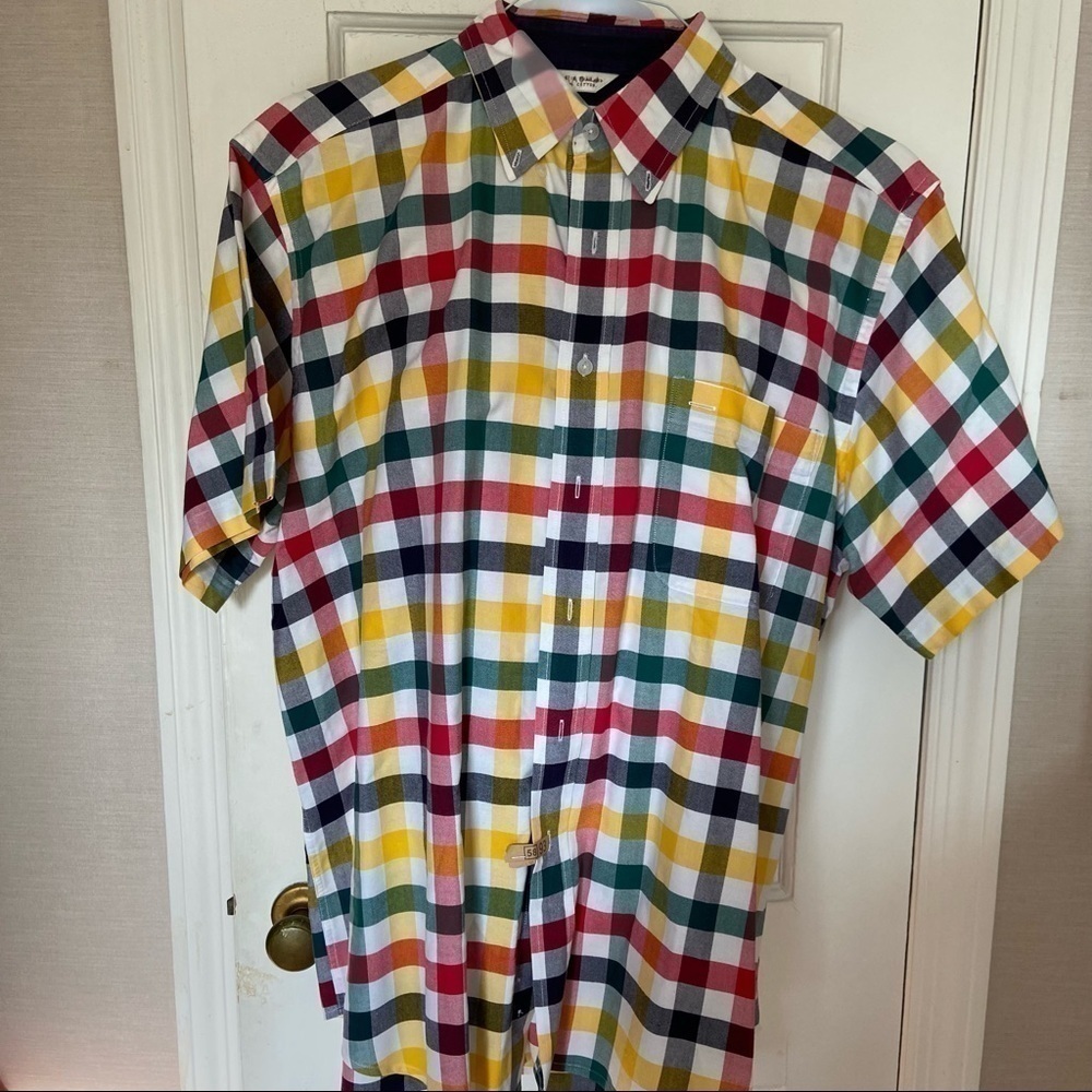 𝅺NORM Thompson short sleeve shirt in bold plaid. Look sharp and keep cool.
